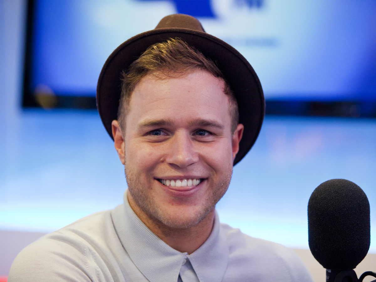 Olly Murs pays tribute to Robbie Williams with Angels homage ...