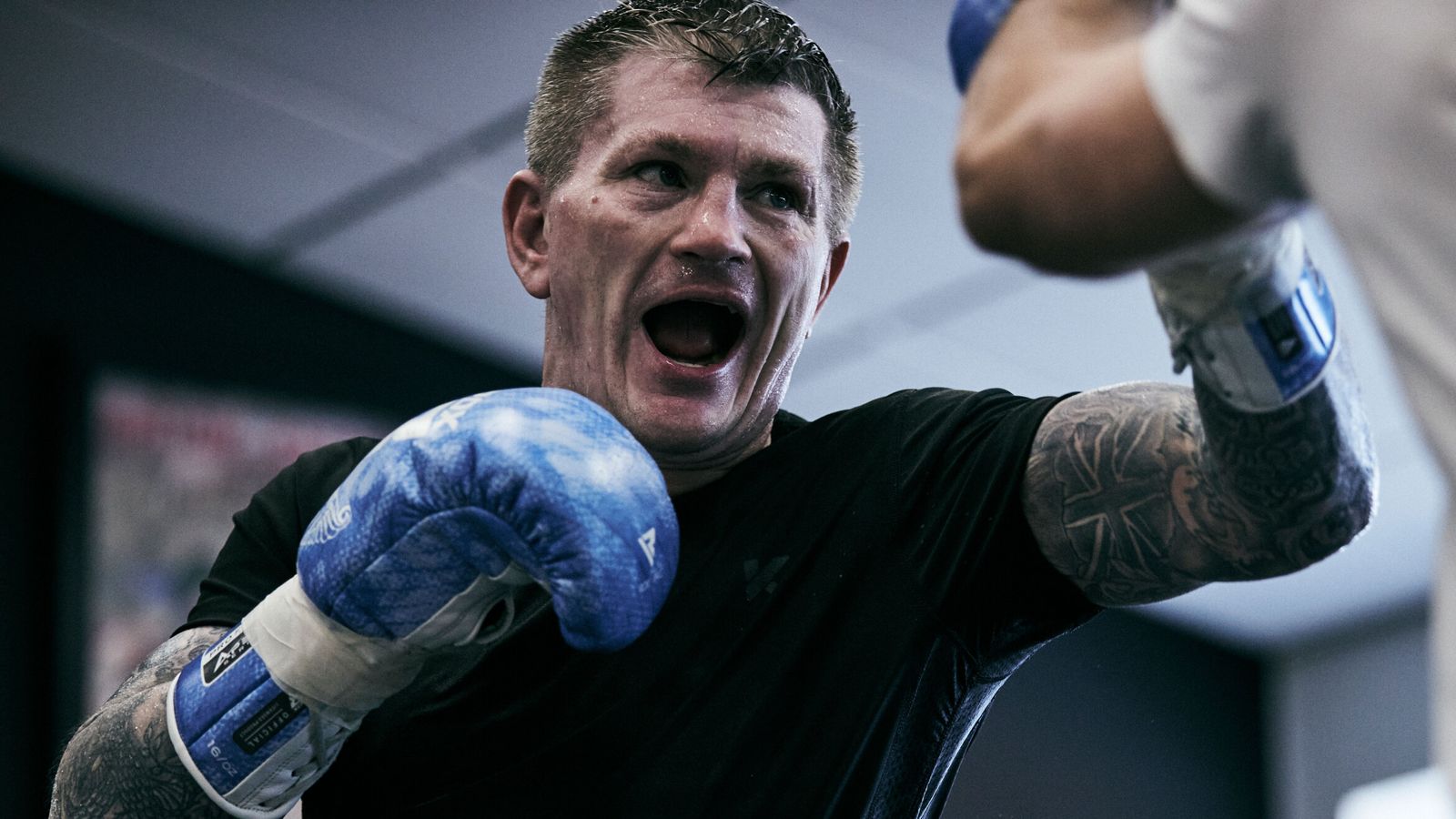 Put Ricky Ricky The Boxer Ricky Hatton to put on a show against Marco Antoinio Barrera in ...